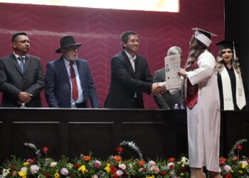 «Navojoa necesita jóvenes profesionistas como ustedes»: ELÍAS a graduados de UES