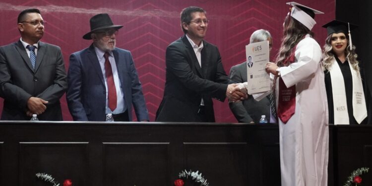 «Navojoa necesita jóvenes profesionistas como ustedes»: ELÍAS a graduados de UES