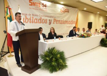 Atestigua alcalde entrega de bono a jubilados y pensionados del SNTE SECCIÓN 54