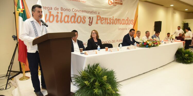 Atestigua alcalde entrega de bono a jubilados y pensionados del SNTE SECCIÓN 54