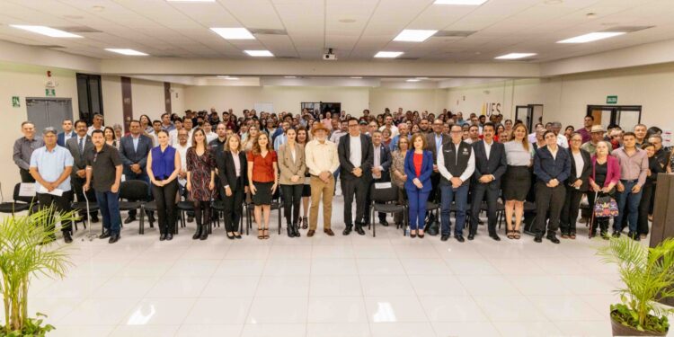 En dos años la UES se ha transformado en una institución competitiva y de excelencia académica: rector