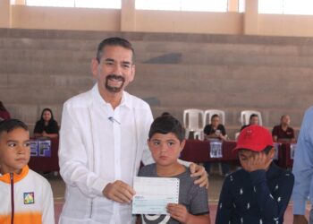 Reciben jóvenes Huatabampenses Becas Educativas