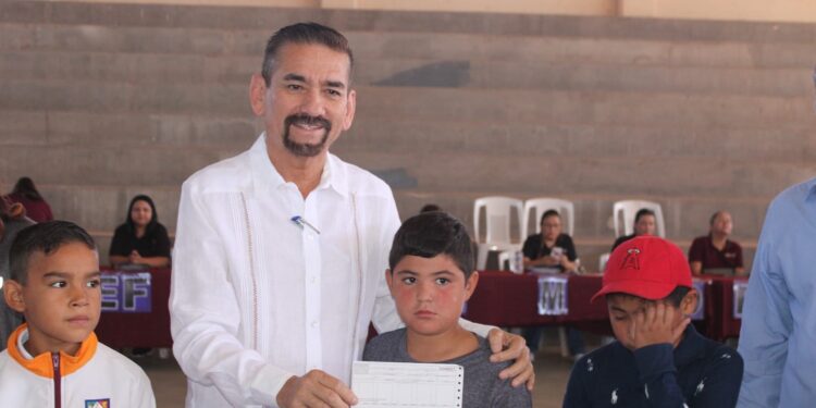 Reciben jóvenes Huatabampenses Becas Educativas