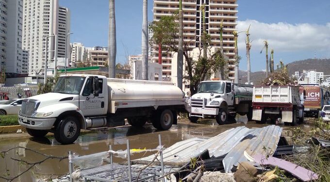 Abastecen 100 mil litros de agua a hospitales de Acapulco