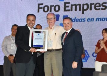 Entrega Toño Astiazarán reconocimiento a Héctor Seldner Lizárraga