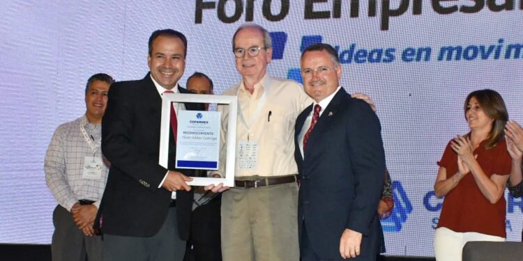 Entrega Toño Astiazarán reconocimiento a Héctor Seldner Lizárraga