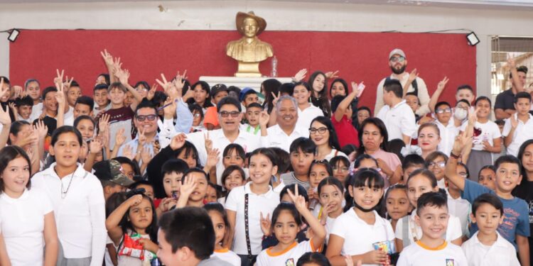 Participa Alcalde en ceremonia de Lunes Cívico en una primaria