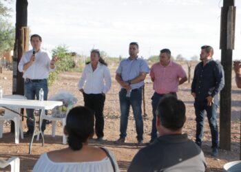 Atiende Alcalde de Navojoa a vecinos de cuatro colonias