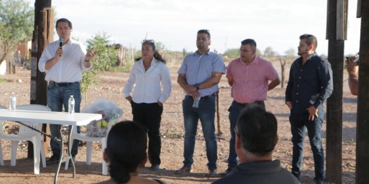Atiende Alcalde de Navojoa a vecinos de cuatro colonias