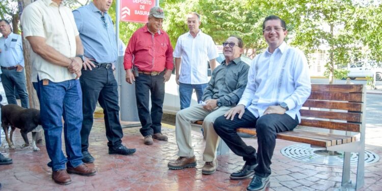 Entrega patronato de parquímetros al Municipio trabajos de modernización del centro de Navojoa