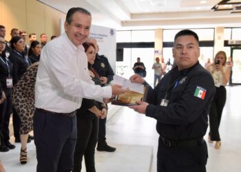 Da Toño Astiazarán bienvenida a 57 policías municipales y premia buen desempeño