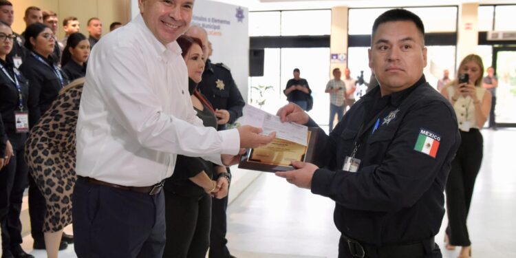 Da Toño Astiazarán bienvenida a 57 policías municipales y premia buen desempeño