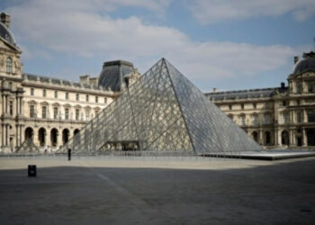 Amenaza de atentado terrorista prende las alarmas en París: evacúan a miles del Museo de Louvre