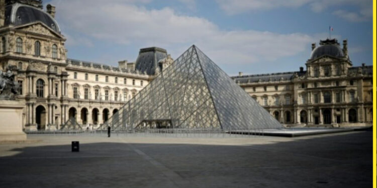 Amenaza de atentado terrorista prende las alarmas en París: evacúan a miles del Museo de Louvre
