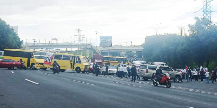 Transportistas bloquean la México-Pachuca, Lechería-Texcoco y la López Portillo; hay caos total