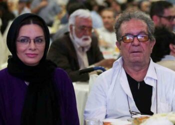 Jardinero apuñaló al cineasta iraní Dariush Mehrjui; le debía 600 dólares