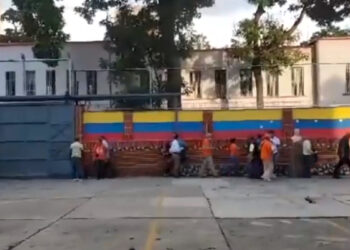 A tres días de las primarias opositoras en Venezuela, colectivos chavistas atacaron a seguidores de María Corina Machado