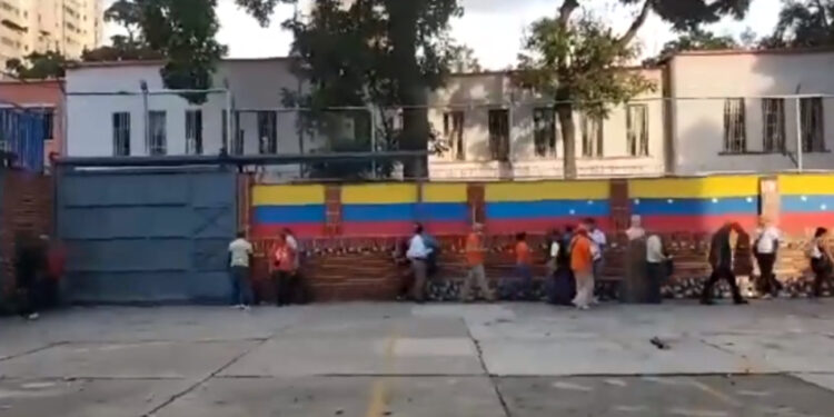 A tres días de las primarias opositoras en Venezuela, colectivos chavistas atacaron a seguidores de María Corina Machado