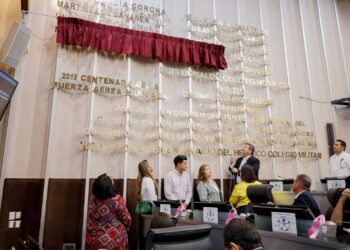 Celebran diputados del Grupo Parlamentario de Morena la entrega de presea del poderío de las mujeres.