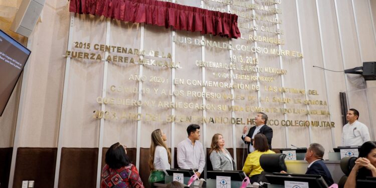 Celebran diputados del Grupo Parlamentario de Morena la entrega de presea del poderío de las mujeres.