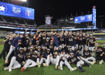 Astros busca bicampeonato de mano del mexicano Urquidy
