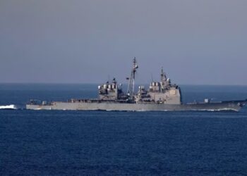 Un buque de guerra de Estados Unidos en el mar Rojo derribó tres misiles y varios drones disparados desde Yemen