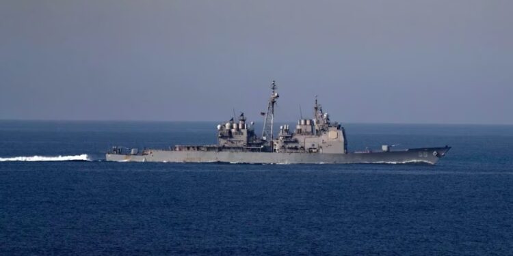 Un buque de guerra de Estados Unidos en el mar Rojo derribó tres misiles y varios drones disparados desde Yemen