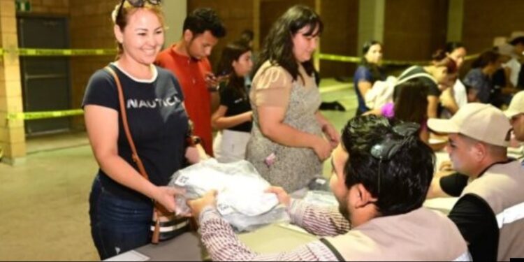 Inicia con gran éxito segunda etapa de distribución de uniformes escolares