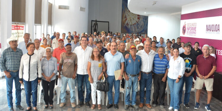 Reciben adultos mayores sus tarjetas del bienestar