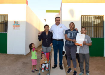 Entrega Toño Astiazarán vivienda recuperada a dos familias más
