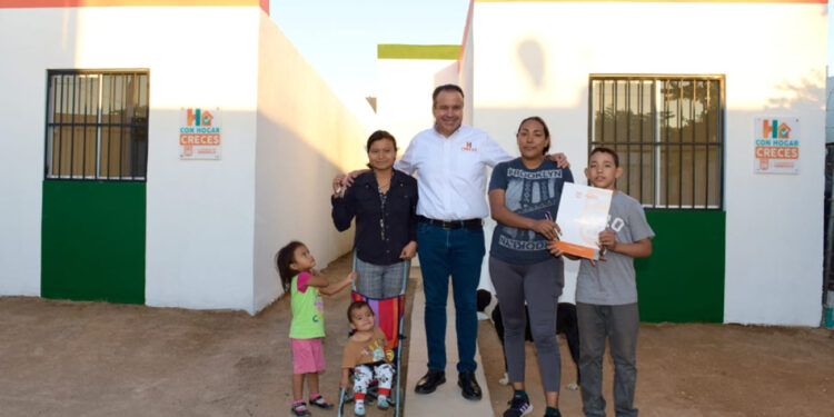 Entrega Toño Astiazarán vivienda recuperada a dos familias más