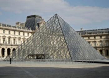 Amenaza de atentado terrorista prende las alarmas en París: evacúan a miles del Museo de Louvre