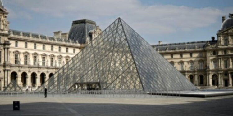 Amenaza de atentado terrorista prende las alarmas en París: evacúan a miles del Museo de Louvre