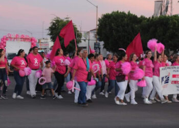 Marchan por el día mundial contra el cáncer de mama.