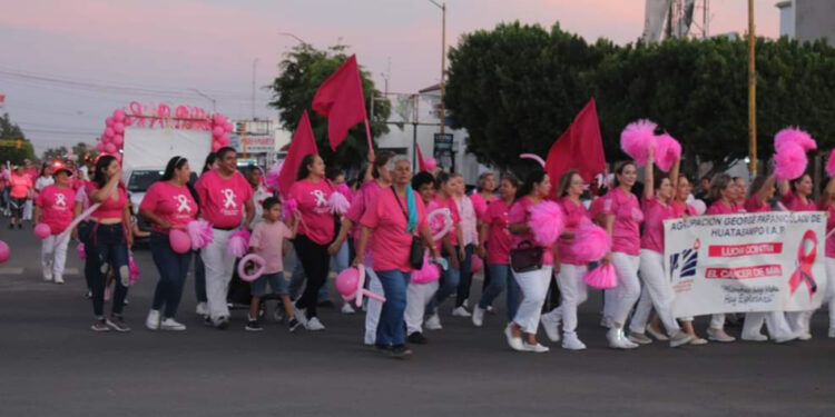 Marchan por el día mundial contra el cáncer de mama.