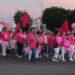 Marchan por el día mundial contra el cáncer de mama.