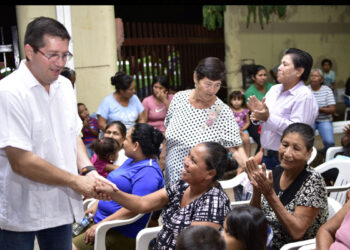 Escucha y atiende elías retes necesidades urgentes en el recodo