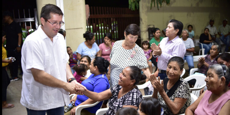 Escucha y atiende elías retes necesidades urgentes en el recodo