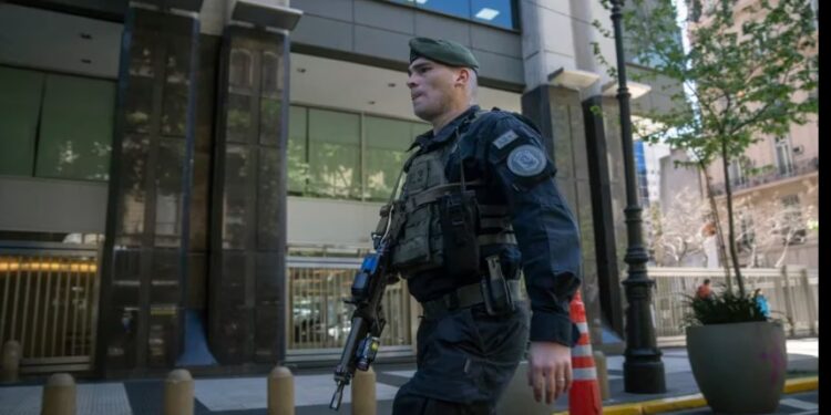 Detuvieron a un iraquí con documentación presuntamente falsa frente a la Embajada de Israel