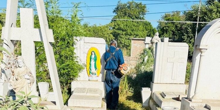 Acondicionan panteones de Navojoa para el día de muertos