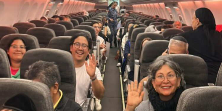 Parte el primer avión de la Sedena con 135 mexicanos rescatados de Israel