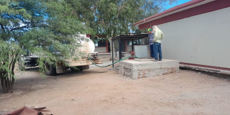 LLEVAN PIPADAS DE AGUA A COMUNIDADES.