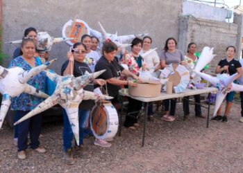 Lleva programas preventivos de la SSPM curso de piñatas a madres de familia en la valle verde