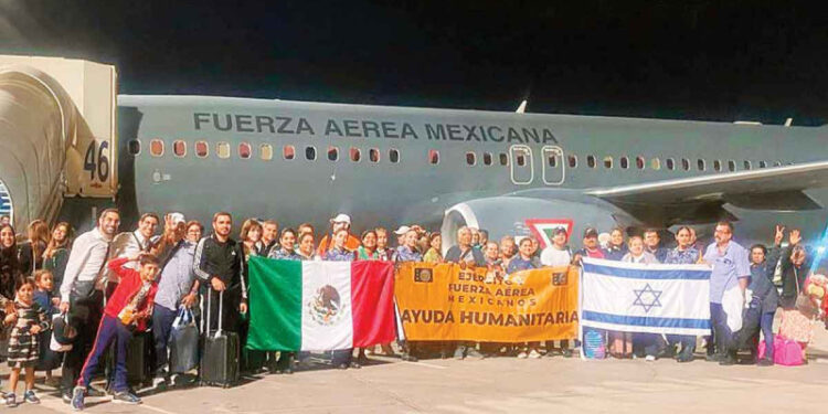 Rescatan de Israel a 284 mexicanos