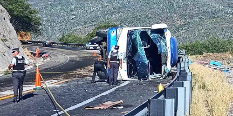 Sube a 18 cifra de muertos por volcadura en Oaxaca; confirman que son migrantes