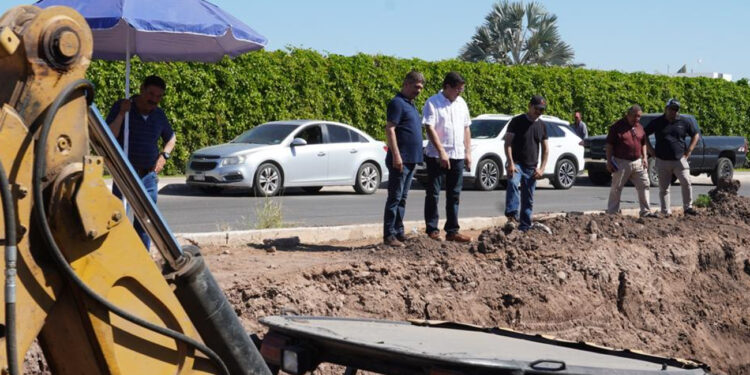 SUPERVISA ALCALDE DE NAVOJOA TRABAJOS DE REPARACIÓN DE COLECTOR