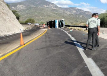 Vuelca autobús con migrantes en Oaxaca; reportan 18 muertos
