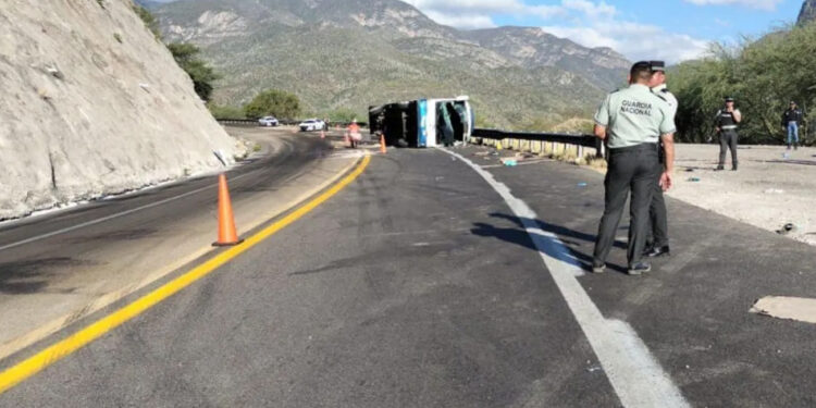 Vuelca autobús con migrantes en Oaxaca; reportan 18 muertos