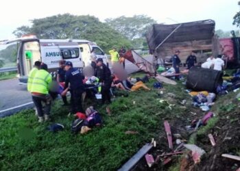 Saldo al momento de Diez migrantes muertos tras volcar un camión en el sur de México