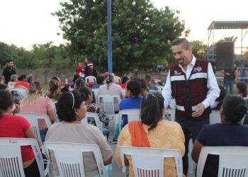 Con entusiasmo familias del campo 19 reciben a  Jesús Flores